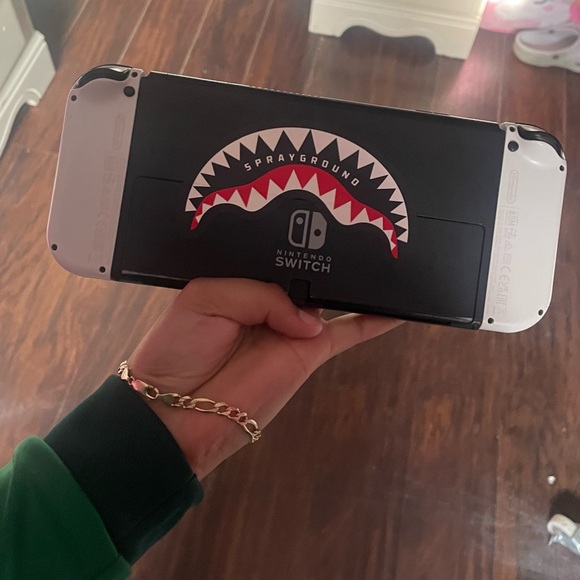 Nintendo switch oled like new has 7 games has a crack on the screen protector